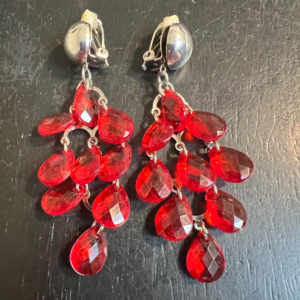 ONE PRE-OWNED PAIR OF 3” SILVERTONE AND RED BEADS DANGLE CLIP ON EARRINGS CTM1